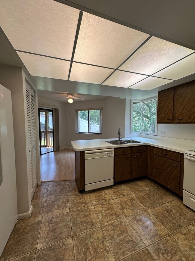 Building Photo - Lovely 2 Bedroom 2 Full bath Condo in the ...