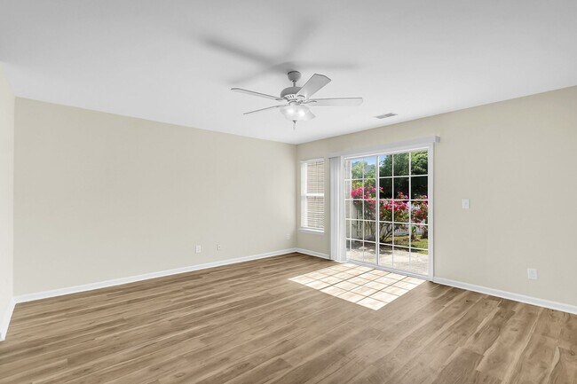Building Photo - Easy, Modern Comfort in a Prime Charleston Location!