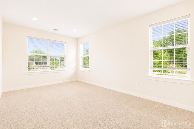 Building Photo - 723 Lorhan Dr