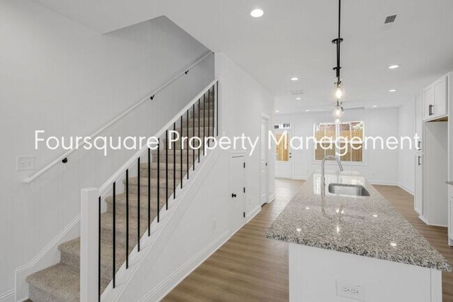 Building Photo - Modern 4-Bed / 3.5-Bath Townhome with Main Level Hard-Surface Floors , Back Patio – Easy Access t...