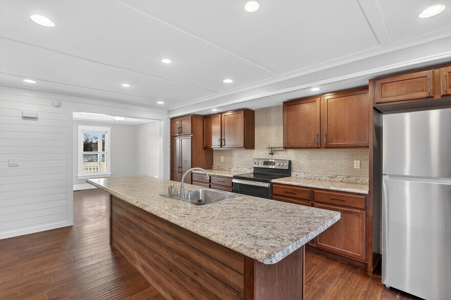 Building Photo - 428 W Delavan Dr