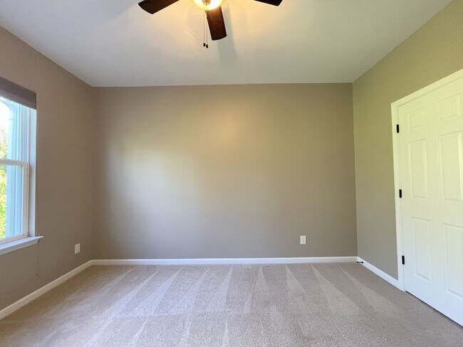 Building Photo - Spectacular 4 Bed 3.5 Bath Townhouse In Br...