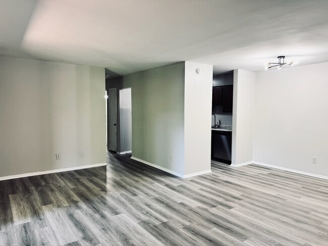 Building Photo - 1208 Schaub Dr
