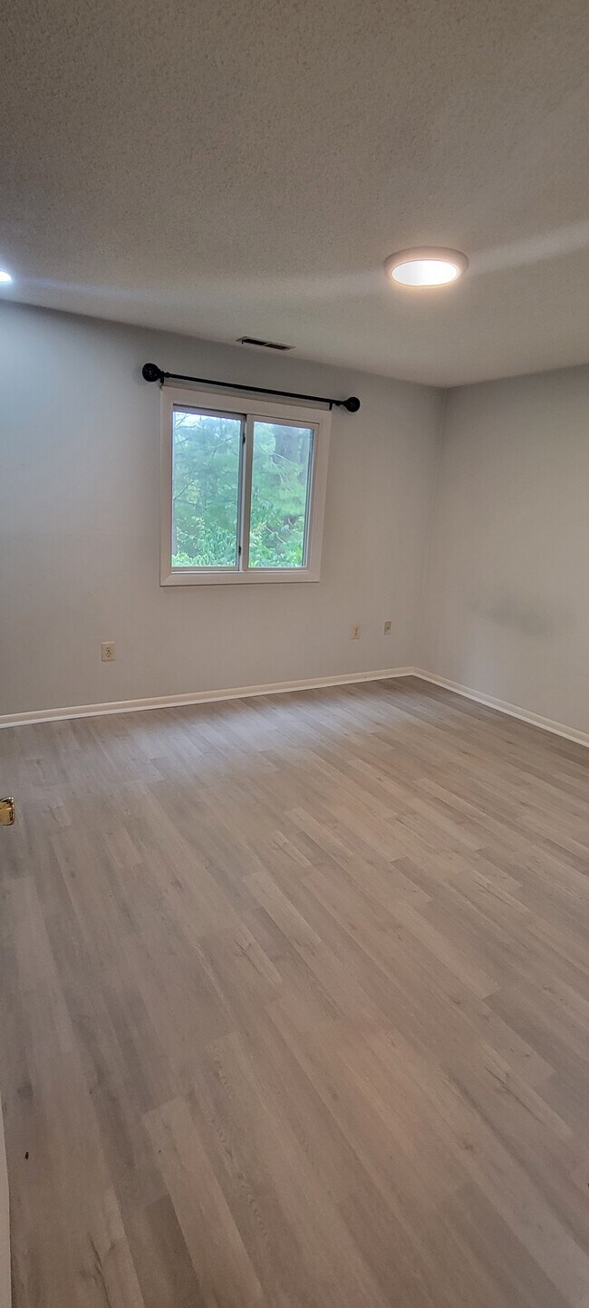 Building Photo - 1811 Ravens Crest Dr