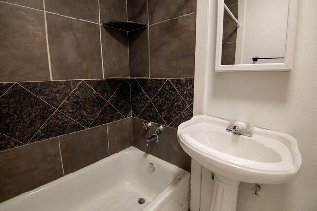 Building Photo - Single-level Home Near Salem's revitalized downtown