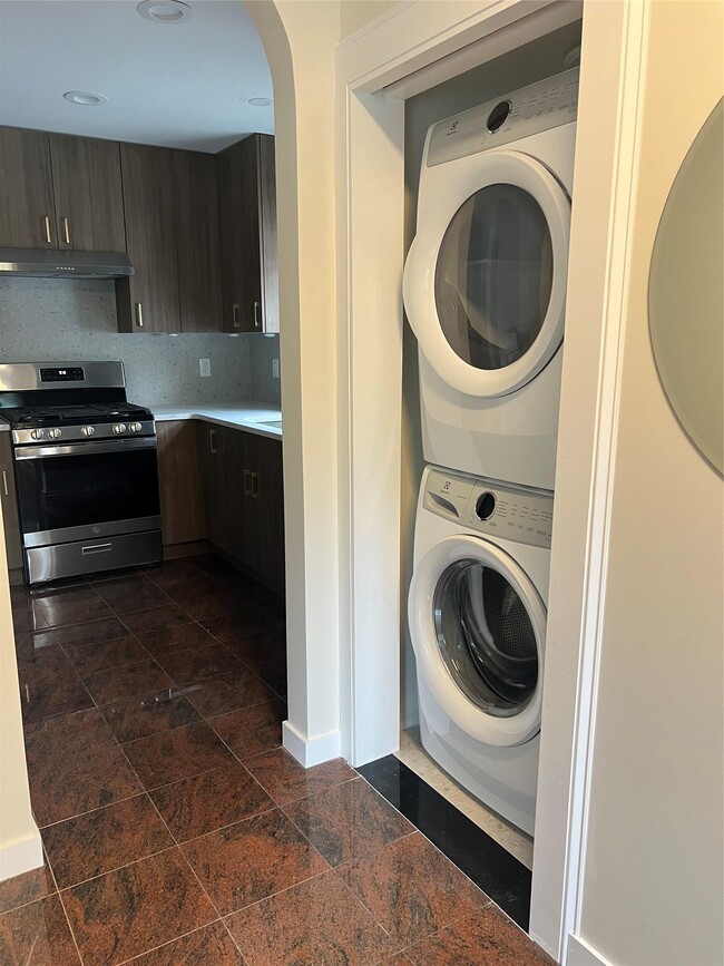 Building Photo - 48-23 Little Neck Pkwy