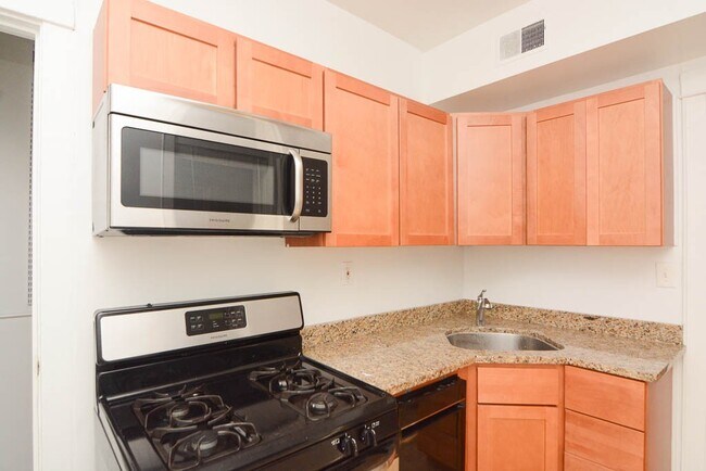 Building Photo - 2657 N St Louis Ave