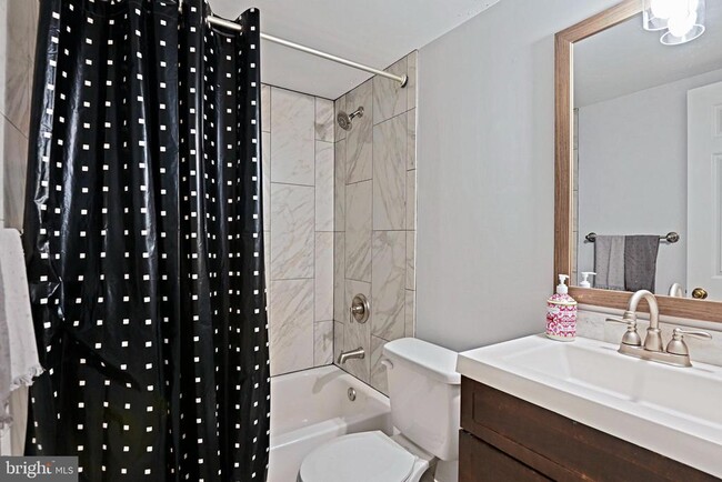 Building Photo - 2918 Glenvale Dr