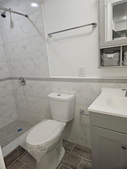 Building Photo - 120 Henry St