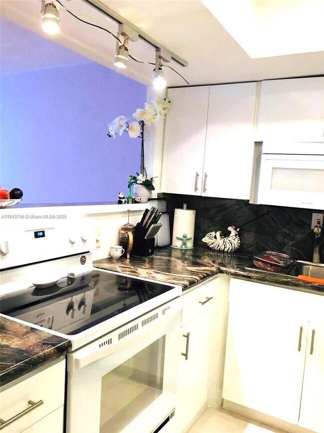 Building Photo - 1301 NE Miami Gardens Dr
