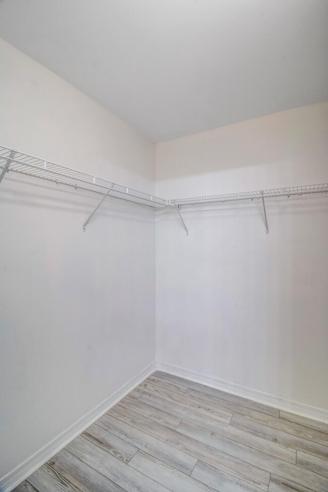 Building Photo - 2077 Shadow Lake Dr