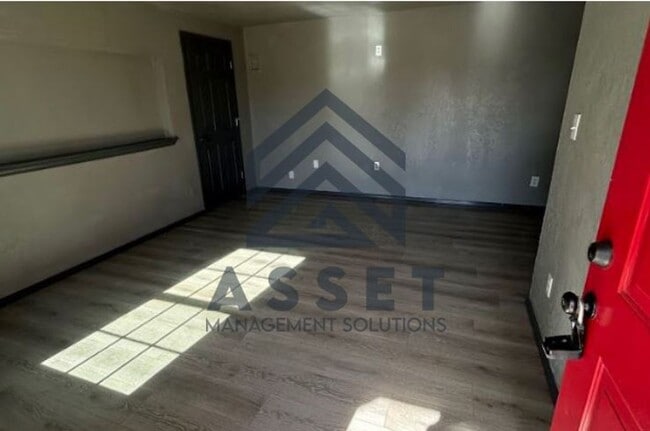 Building Photo - 2 Bedroom Home Available!