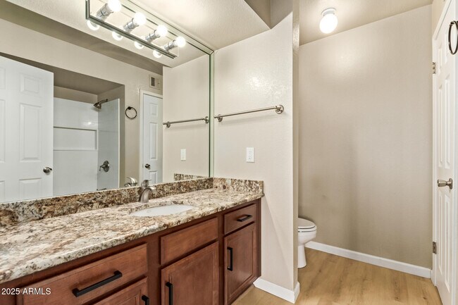 Building Photo - 1402 E Guadalupe Rd