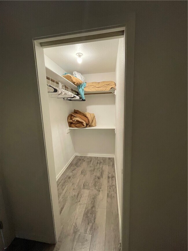 Building Photo - 2677 Country Club Dr