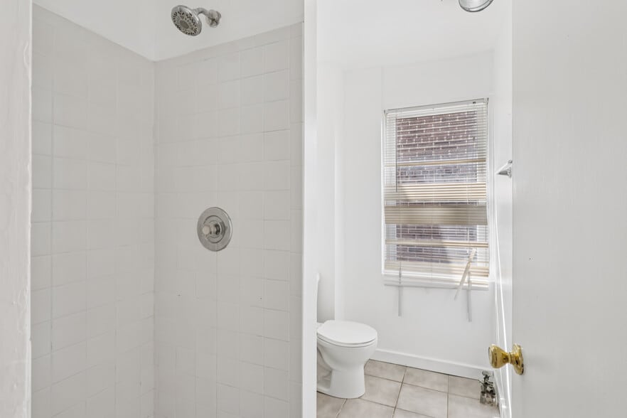 Bath 1 - 4723 Butler St