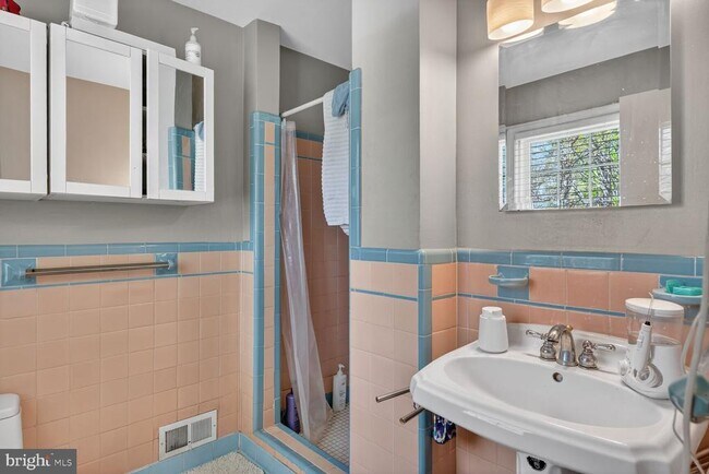 Building Photo - 7215 Rollingwood Dr