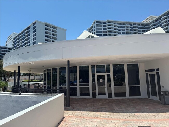 Building Photo - 2500 Parkview Dr