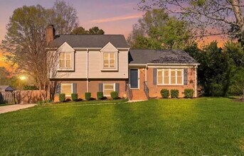 Building Photo - "Discover Comfort and Space in Charlotte: 4-Bed, 3-Bath Gem on Red Carriage Lane!"