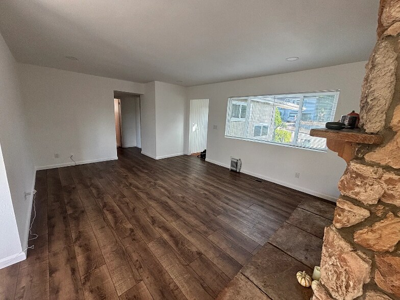 Building Photo - 118 W 8th Ave