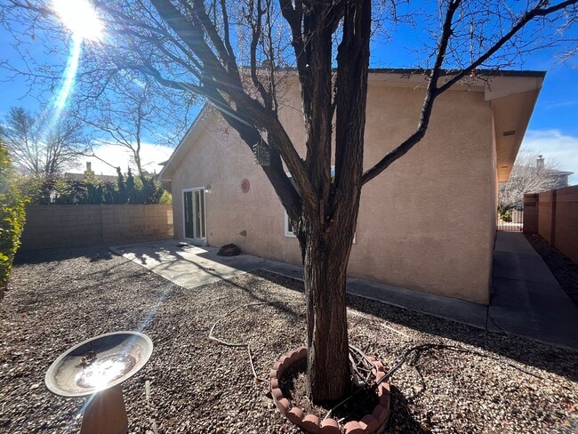 Building Photo - Spacious 3 Bedroom 2 Bathroom Home In The NE!