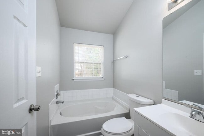 Building Photo - 105 Brenwick Ct
