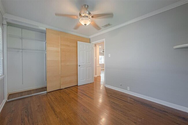 Building Photo - 942 W 30th St