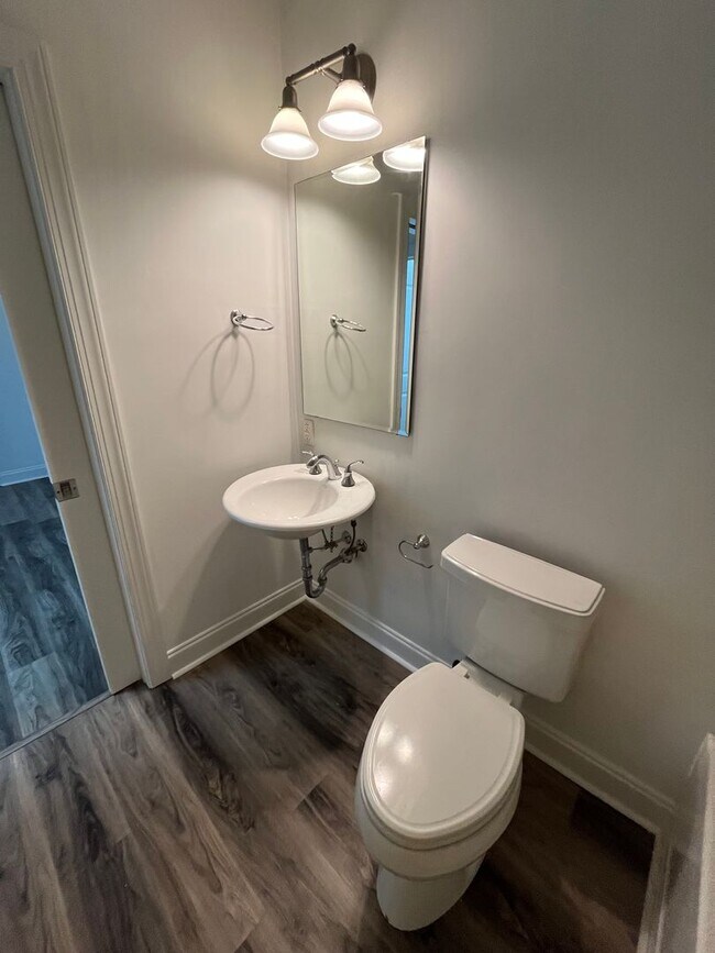 Building Photo - Modern condo  in the center of shopping , restaurants and entertainment venues.