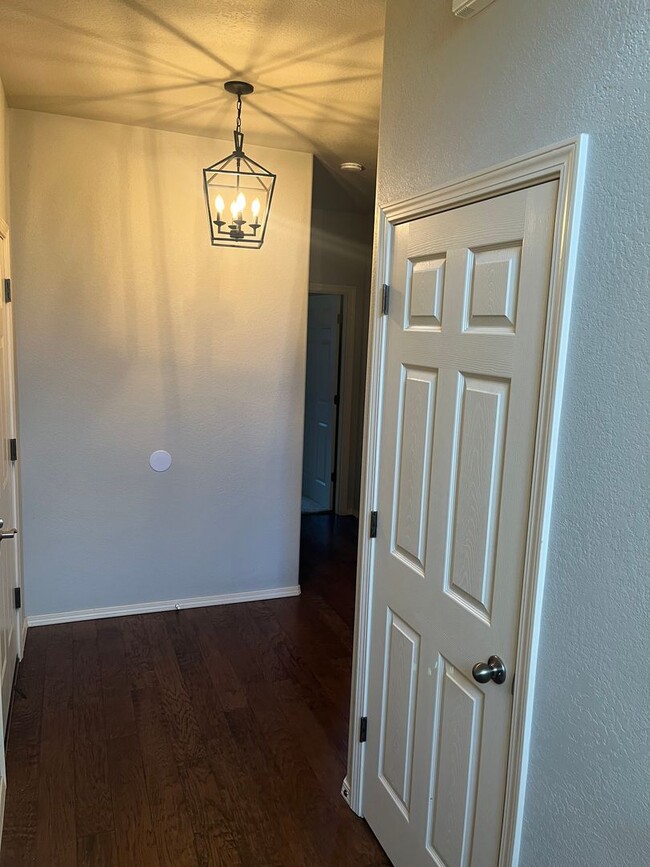 Building Photo - 2 Bedroom 2.5 Bath House