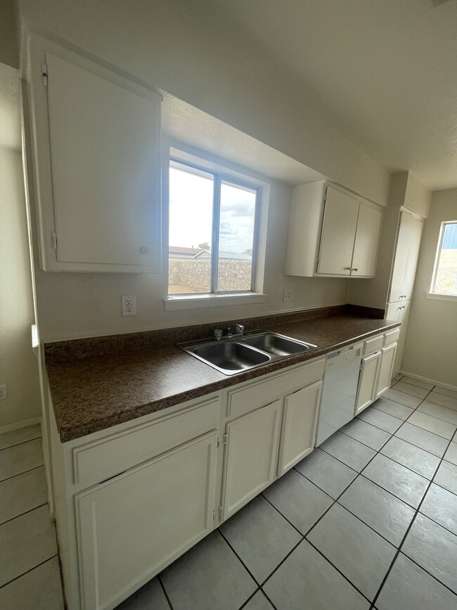 Building Photo - 10902 Bywood Dr