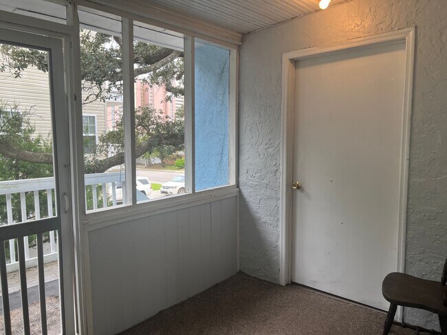 Building Photo - Walk to the Beach - 2 Bedroom, 1 Bath, Unfurnished, 2nd Floor Apartment! Available Now!