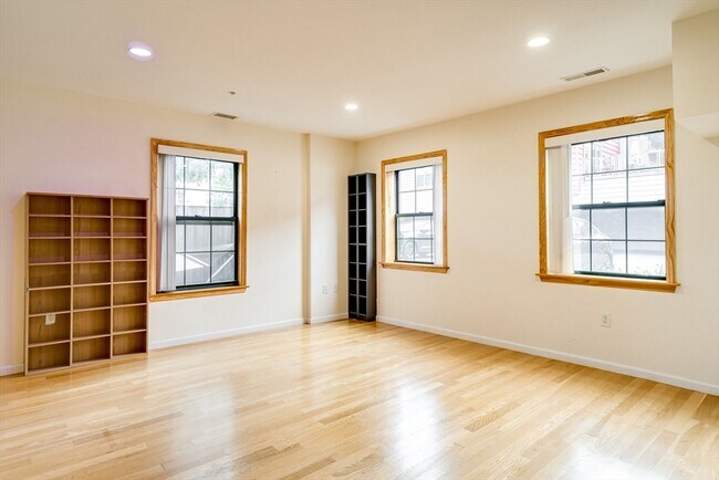 Building Photo - 210 Broadway