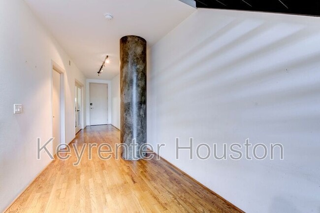 Building Photo - 1005 S Shepherd Dr