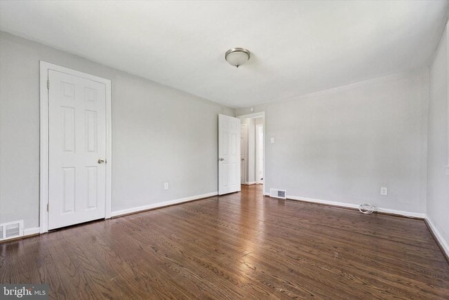 Building Photo - 2111 Delmar Dr