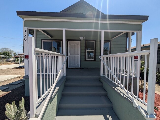 Building Photo - Bright & Clean 2 Bed | 1 Bath Home With a separate Den– 906 Sq. Ft. with Private Parking! Now Ava...