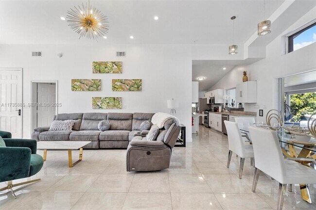 Building Photo - 2541 NE 195th St