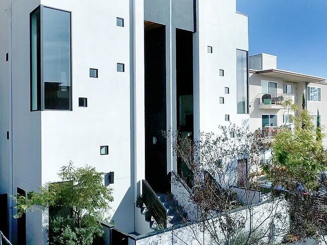 Building Photo - RARE Luxurious 3 Bedroom + Office in Hillcrest / Mission Hills