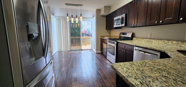 Kitchen with 4 stainless steel appliances - 13 Steeple Ct