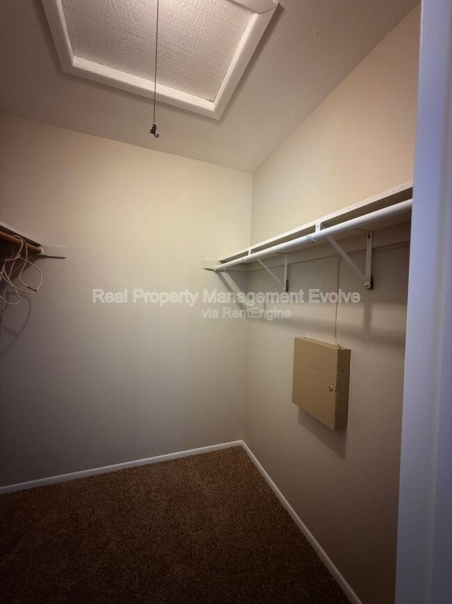 Building Photo - 2401 W Fremont Dr