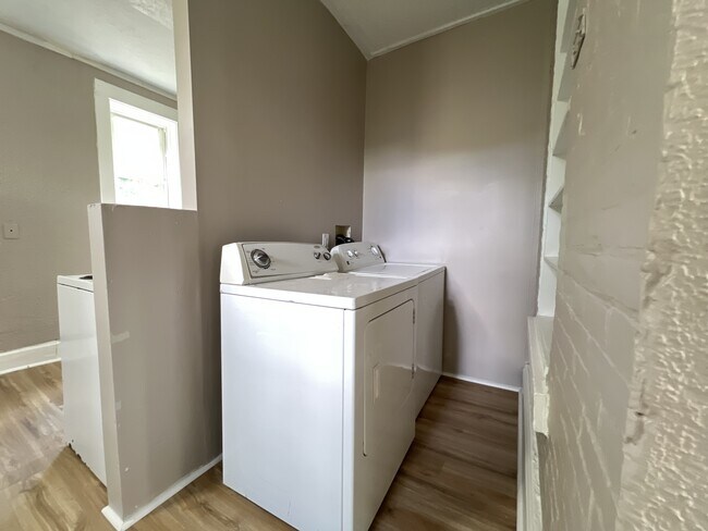 Building Photo - 651 Caledonia Pl