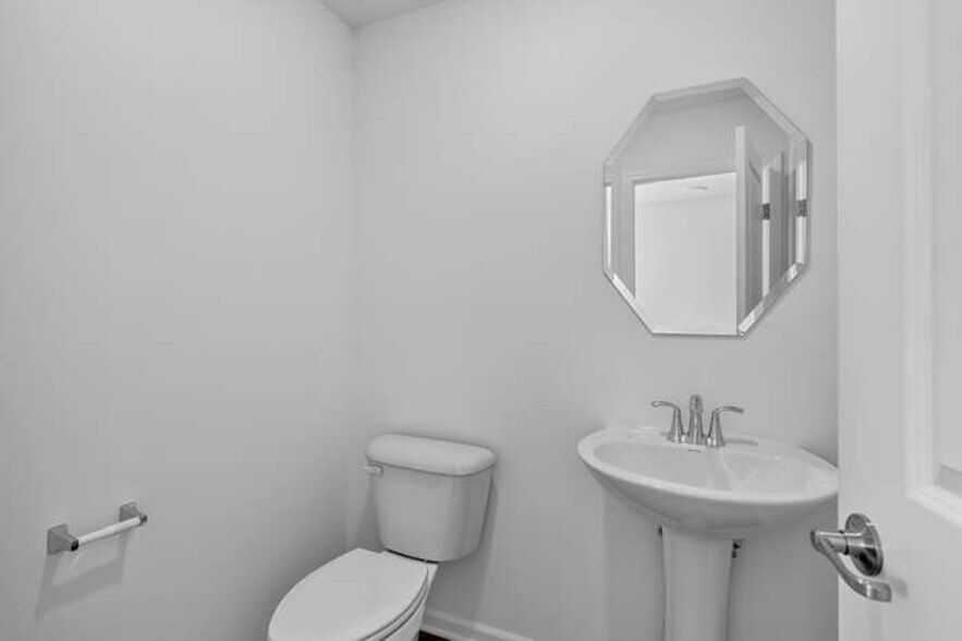 Building Photo - 445 Red Oak Cir