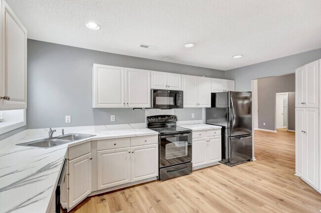 Building Photo - The Lakes