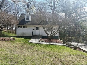 Building Photo - 8 Ridge St