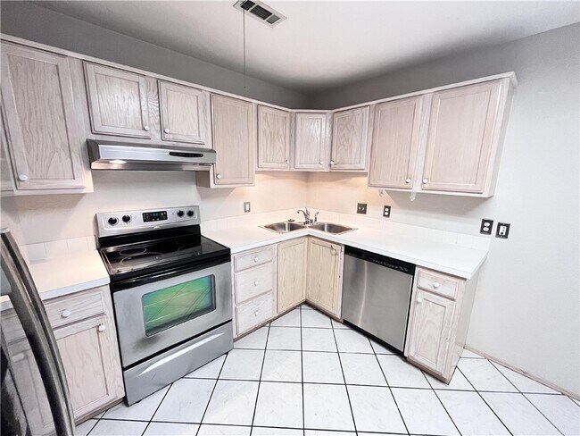 Building Photo - 884 N Daisy Ln