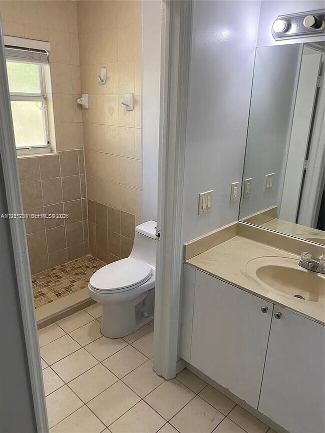 Building Photo - 2907 SE 15th Terrace