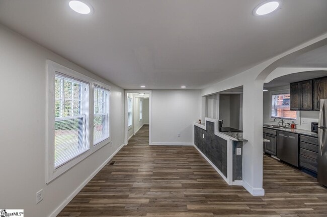 Building Photo - 530 Peronneau St