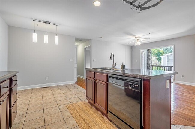 Building Photo - 402 Madison Ln S E