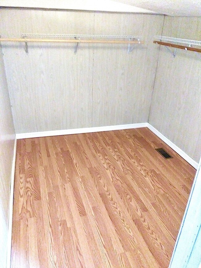 Building Photo - 2 Bedroom / 1 Bath Home Blountville, TN