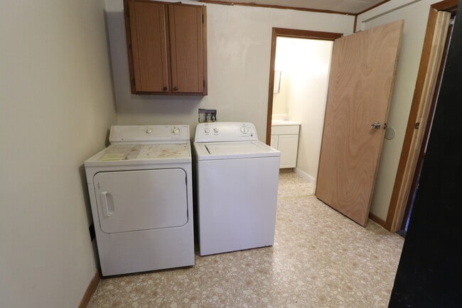 Building Photo - 1 Bed/1 Bath Home steps from the Downtown Campus - Available Now, June, July or August!