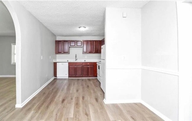 Building Photo - 3711 Daisy Dr