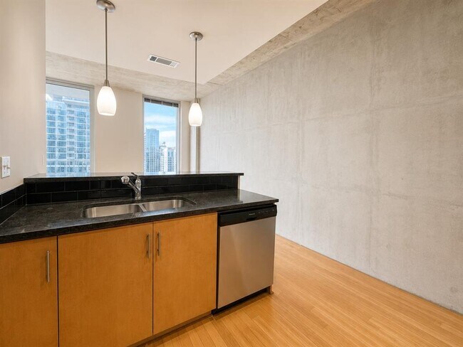 Building Photo - 360 Nueces St